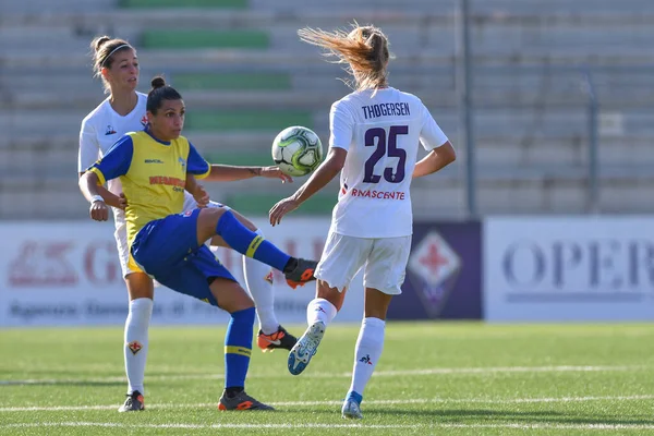 Італійська футбольна серія Чемпіонат Фіорентини серед жінок проти Таванькако — стокове фото