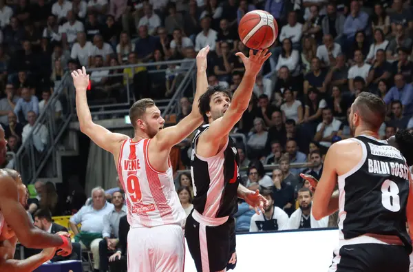 Baloncesto italiano Serie A Campeonato Segafredo Virtus Bolonia vs Openjobmetis Varese — Foto de Stock