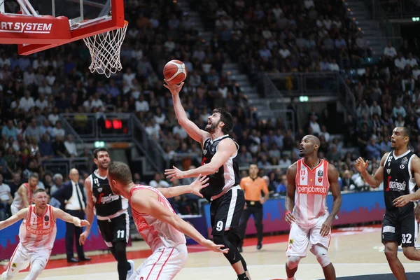 Baloncesto italiano Serie A Campeonato Segafredo Virtus Bolonia vs Openjobmetis Varese — Foto de Stock