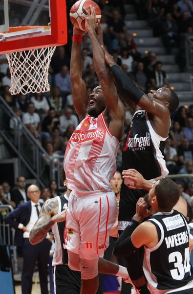 Baloncesto italiano Serie A Campeonato Segafredo Virtus Bolonia vs Openjobmetis Varese — Foto de Stock