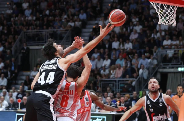 Baloncesto italiano Serie A Campeonato Segafredo Virtus Bolonia vs Openjobmetis Varese — Foto de Stock