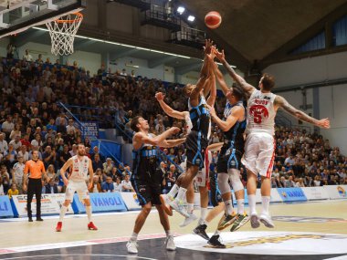 İtalyan Basketbolu A Serie Şampiyonası Vanoli Basket Cremona 'ya karşı A-124; X Armani Takas Olimpia Milano