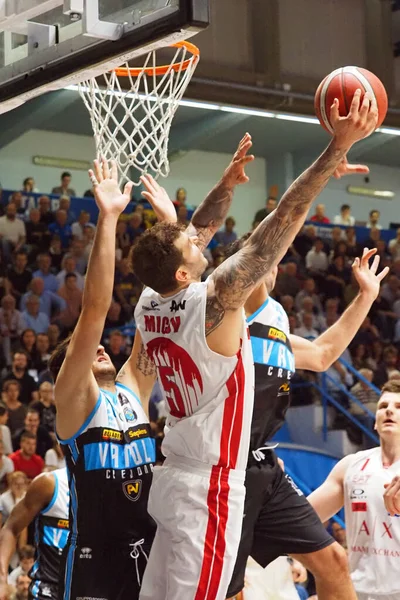 Baloncesto italiano Serie A Campeonato Vanoli Basket Cremona vs A jalá X Armani Exchange Olimpia Milano — Foto de Stock