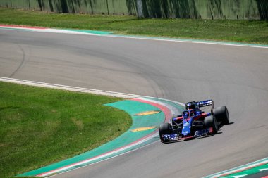 Daniil kvyat, 2018 str13 toro rosso üzerinde F1 takımı Alphatauri test ve çekim gününde İtalya 'nın imola kentinde bulunan Autodromo Enzo e Dino Ferrari' de, 24 Haziran 2020 - LM / Daniele Nicli