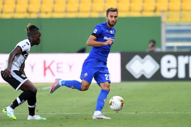 İtalyan Acf fiorentina 'lı Alman pezzella Parma-Fiorentina davasında Parma-Fiorentina' lı Yann Karamoh 'a karşı eylem halinde.