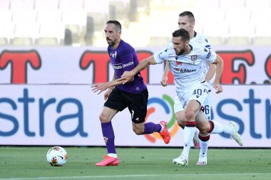 ACF Fiorentina, Cagliari 'ye karşı Cagliari kalsiyumu Sebastian walukiewicz' e karşı eylem halindeki acf fiorentina 'nın franck ribery' si, İtalya 'da, Temmuz 08, 2020 - LM / Matteo Papini