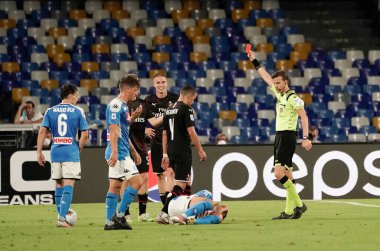 Hakem, 12 Temmuz 2020 'de SSC Napoli ile AC Milan arasında oynanan maçta San Paolo Stadyumu Fotoğrafları LPS / MARCO IORIO / LM' de kırmızı kart gösteriyor.