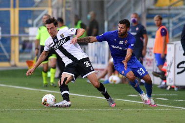 Parma Calcio 'dan atteo Darmian, Parma, İtalya' da Parma-Fiorentina davasında Patrick Cutrone 'a karşı eylem halinde.