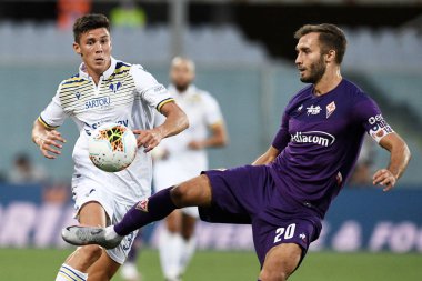 Fiorentina, Hellas Verona 'ya karşı 12 Temmuz 2020' de Floransa, İtalya 'da düzenlenen davada Hellas Verona' nın Matteo Pessina 'sına karşı faaliyet gösteren Acf Fiorentina' lı Alman Pezzella - LM / Matteo Papini