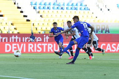 Acf fiorentina takımından erick pulgar, Parma-Fiorentina maçında İtalya 'nın başkenti Parma' da 5 Temmuz 2020 'de LM / Matteo Papini maçında gol attı.