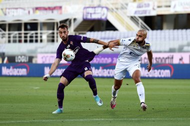 Fiorentina 'nın Hellas Verona' ya açtığı Floransa, İtalya 'da 12 Temmuz 2020 - LM / Matteo Papini davasında Hellas Verona' nın sofyan amrabatına karşı faaliyet gösteren acf fiorentina 'lı gaetano castrovilli.