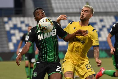Küçük Traore sassuolo ve Mattia zaccagni verona, 28 Haziran 2020 'de İtalya' nın Reggio Emilia kentinde Sassuolo-Hellas Verona davasında...