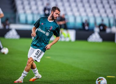 Juventus takımından Miralem Pjaniç, 11 Temmuz 2020 tarihinde İtalya 'nın başkenti Torino' daki Allianz Stadyumu 'nda oynanan 2019 / 20 karşılaşmasında Juventus ile Atalanta arasında oynanan karşılaşma sırasında