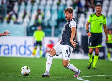 Juventus takımından Aaron Ramsey, 11 Temmuz 2020 tarihinde İtalya 'nın başkenti Torino' daki Allianz Stadyumu 'nda Juventus ile Atalanta BC arasında oynanan 2019 / 20 karşılaşmasında