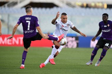 ACF Fiorentina, İtalya 'da Cagliari' ye karşı açılan davada Cagliari calcio 'lu Radja nainggolan, ACF fiorentina' nın franck ribery of acf fiorentina 'ya karşı harekete geçti.