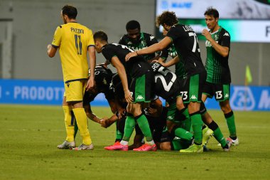Sassuolo, 28 Haziran 2020 'de İtalya' nın Reggio Emilia kentinde oynanan Sassuolo-Hellas Verona maçında Rogerio 'nun 3-3' lük final golünü kutluyor.