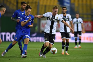 Parma calcio 'dan dejan kulusevski, Parma, İtalya' da, 05 Temmuz 2020 - LM / Matteo Papini 'de Parma-Fiorentina davasında acf fiorentina federico chiesa' ya karşı eylem halinde.