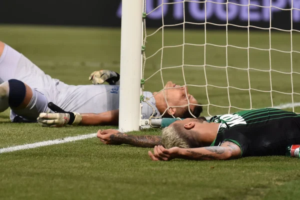 Sassuolo, Hellas Verona 'ya karşı 28 Haziran 2020' de İtalya 'nın Reggio Emilia kentinde düzenlenen davada Marco Silvestri Verona ve Francesco Caputo sassuolo...