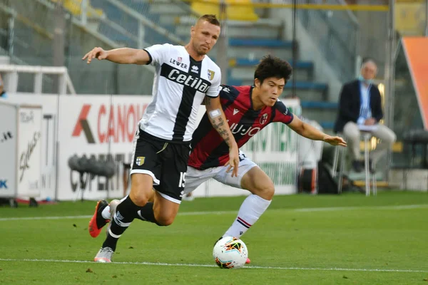 yasmin kurtic (parma) ve takheiro tomiyasu (bolonya) Parma, İtalya 'da Bologna maçında, 12 Temmuz 2020 - LM / Alessio Tarpini