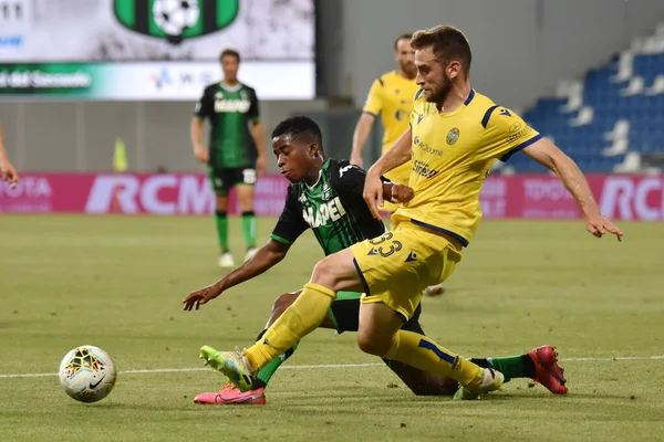 28 Haziran 2020 'de İtalya' nın Reggio Emilia kentinde Sassuolo 'ya karşı Hellas Verona davasında Alain Empereur Verona ve küçük Traore sassuolo...