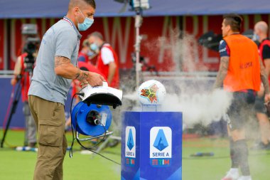 İtalya, Bologna 'da 15 Temmuz 2020' de Bologna 'ya karşı Napoli davasında şişe anticovid-19 uygulandı.