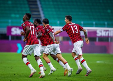 AC Milan solgunları, 15 Temmuz 2020 'de İtalya' nın Milano kentindeki San Siro Stadyumu 'nda oynanan AC Milan-Parma Calcio maçında golü kutluyor - Fotoğraf: Fabrizio Carabelli / LM