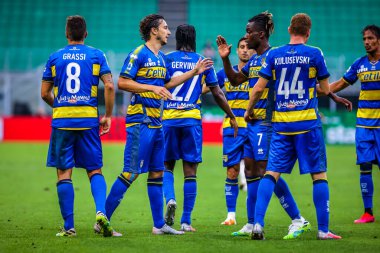 Parma Calcio oyuncuları 15 Temmuz 2020 'de İtalya' nın Milano kentindeki San Siro Stadyumu 'nda AC Milan ile Parma Calcio arasında oynanan 2019 / 20 karşılaşmasında golü kutluyorlar - Fotoğraf Fabrizio Carabelli / LM
