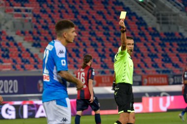 İtalya, Bologna 'da 15 Temmuz 2020' de Napoli 'ye karşı Bologna maçında Lorenzo' lu Giovanni için sarı kart - LM / Alessio Marini