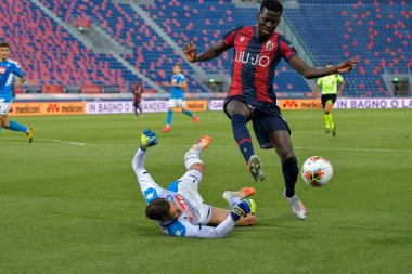 Musa barrow (bologna fc), İtalya 'nın Bologna kentinde 15 Temmuz 2020' de Bologna-Napoli maçında eylem halindeydi.