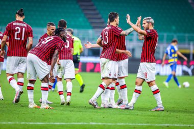 AC Milan 'dan Hakan Calhanoğlu, 15 Temmuz 2020' de İtalya 'nın San Siro Stadyumu' nda oynanan AC Milan-Parma Calcio maçında takım arkadaşlarıyla birlikte kutlama yapıyor - Fotoğraf Fabrizio Carabelli / LM