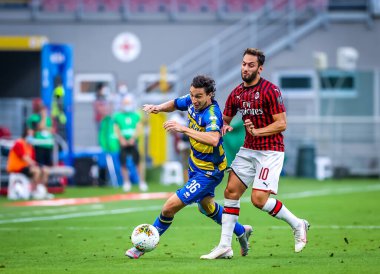 Parma Calcio 'dan Matteo Darmian, 15 Temmuz 2020 tarihinde San Siro Stadyumu' nda AC Milan ile Parma Calcio arasında oynanan 2019 / 20 Serie A 2019 / 20 karşılaşmasında AC Milan 'lı Hakan Calhanoğlu' ya karşı top mücadelesi veriyor.