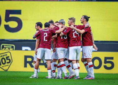 AC Milan solgunları, 15 Temmuz 2020 'de İtalya' nın Milano kentindeki San Siro Stadyumu 'nda oynanan AC Milan-Parma Calcio maçında golü kutluyor - Fotoğraf: Fabrizio Carabelli / LM