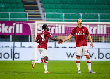AC Milan 'dan Franck Kessie ve AC Milan' dan Zlatan Ibrahimoviç, 15 Temmuz 2020 'de San Siro Stadyumu' nda AC Milan ile Parma Calcio arasında oynanan 2019 / 20 Serie A karşılaşmasında golü kutluyor - Fotoğraf: Fabrizio Carabelli / LM