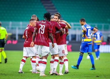 AC Milan 'dan Hakan Calhanoğlu, 15 Temmuz 2020' de San Siro Stadyumu 'nda AC Milan ile Parma Calcio arasında oynanan 2019 / 20 karşılaşmasında golü kutluyor - Fotoğraf: Fabrizio Carabelli / LM