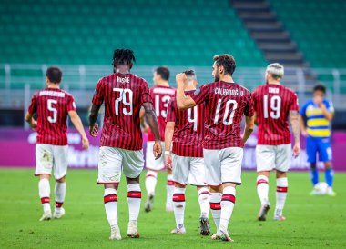AC Milan 'dan Hakan Calhanoğlu, 15 Temmuz 2020' de San Siro Stadyumu 'nda AC Milan ile Parma Calcio arasında oynanan 2019 / 20 karşılaşmasında golü kutluyor - Fotoğraf: Fabrizio Carabelli / LM