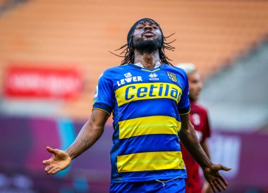 Serie A 2019 / 20 karşılaşmasında Parma Calcio takımından Gervinho, 15 Temmuz 2020 'de San Siro Stadyumu' nda AC Milan ile Parma Calcio arasında oynandı.