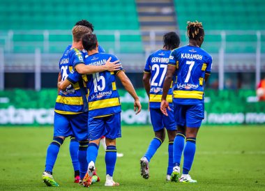 Parma Calcio oyuncuları 15 Temmuz 2020 'de İtalya' nın Milano kentindeki San Siro Stadyumu 'nda AC Milan ile Parma Calcio arasında oynanan 2019 / 20 karşılaşmasında golü kutluyorlar - Fotoğraf Fabrizio Carabelli / LM