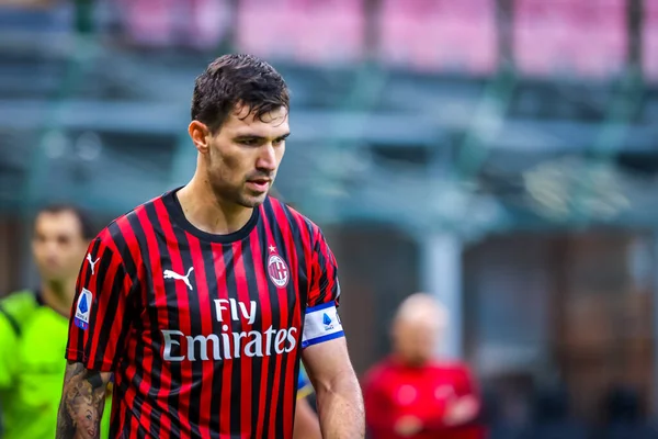 AC Milan 'dan Alessio Romagnoli 15 Temmuz 2020' de San Siro Stadyumu 'nda AC Milan ile Parma Calcio arasında oynanan 2019 / 20 karşılaşmasında - Fotoğraf Fabrizio Carabelli / LM