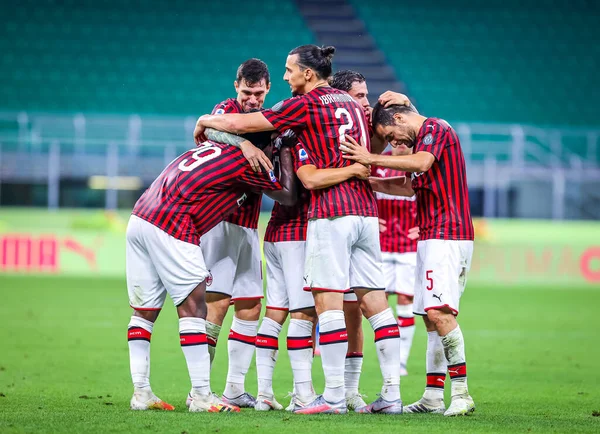 AC Milan solgunları, 15 Temmuz 2020 'de İtalya' nın Milano kentindeki San Siro Stadyumu 'nda oynanan AC Milan-Parma Calcio maçında golü kutluyor - Fotoğraf: Fabrizio Carabelli / LM
