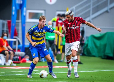 Parma Calcio 'dan Dejan Kulusevski, 15 Temmuz 2020' de İtalya 'nın başkenti Milan' daki San Siro Stadyumu 'nda AC Milan ile Parma Calcio arasında oynanan 2019 / 20 Serie A 2019 / 20 karşılaşmasında AC Milan' dan Theo Hernandez 'e karşı top mücadelesi veriyor.