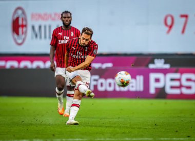 AC Milan 'dan Hakan Calhanoğlu, 15 Temmuz 2020 tarihinde San Siro, İtalya' da AC Milan ile Parma Calcio arasında oynanan 2019 / 20 karşılaşmasında
