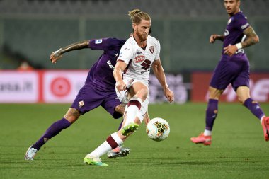 Cristian ansaldiof torino fc Fiorentina, Torino 'ya karşı 19 Temmuz 2020' de Floransa, İtalya 'daki Artemio Franchi Stadyumu' nda oynanan davada Erick Pulgar of acf fiorentina 'ya karşı harekete geçti.