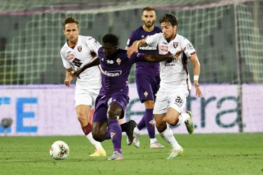 Acf fiorentina 'dan Alfred Duncan, 19 Temmuz 2020' de İtalya, Floransa 'daki Artemio Franchi Stadyumu' nda Fiorentina-Torino maçında Torino FC 'nin bir verisine karşı savaştaydı.