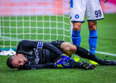 FC Internazionale takımından Samir Handanoviç, 28 Temmuz 2020 tarihinde İtalya 'nın San Siro Stadyumu' nda oynanan FC Internazionale-SSC Napoli maçı sırasında sakatlandı - Fotoğraf Fabrizio Carabelli / LM