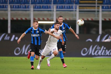 Patrick Cutrone (fiorentina) ve Nicolo Barella (inter) 22 Temmuz 2020 'de Milano, İtalya' daki San Siro Stadyumu 'nda Inter-Fiorentina maçında
