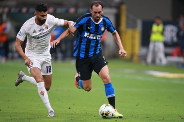 Diego Godin (inter) ve Rachid ghezzal (fiorentina), 22 Temmuz 2020 'de Milano, İtalya' daki San Siro Stadyumu 'nda Inter-Fiorentina maçında