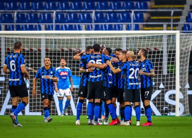 FC Internazionale takımlarından Danilo D 'Ambrosio, 28 Temmuz 2020 tarihinde İtalya' nın Milano kentindeki San Siro Stadyumu 'nda oynanan FC Internazionale-SSC Napoli maçı sırasında takım arkadaşlarıyla kutlama yapıyor - Fotoğraf Fabrizio Carabelli / LM