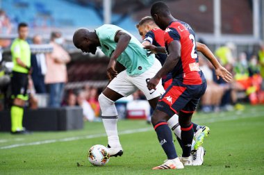 Cenova, İtalya 'da Cenova, 25 Temmuz 2020 - LM / Matteo Papini' de Cenova-FC Internazionale davasında Cenova CFC 'nin domenico criscito' suna karşı faaliyet halinde olan romelu lukaku