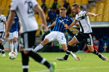 İtalya 'nın Parma kentinde 28 Temmuz 2020 - LM / Francesco Scaccianoce davasında timothy castagne (atalanta) ve yasmin kurtic (parma calcio)
