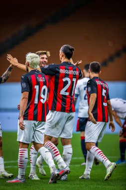 AC Milan 'dan Zlatan Ibrahimoviç, Serie A 2019 / 20' de San Siro Stadyumu 'nda oynanan AC Milan-Cagliari Calcio maçında gol atmayı kutluyor.
